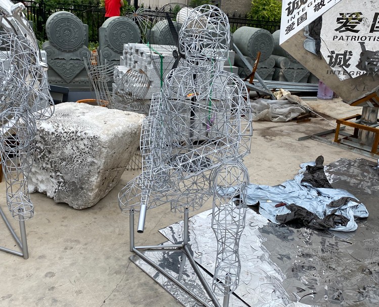 镂空人物雕塑